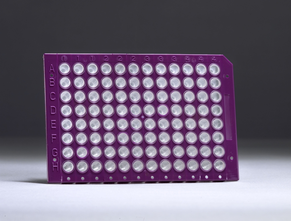 Bild 1 von FrameStar® 96-Well PCR-Platten semi-skirted, low profile, perforiert  / (Rahmenfarbe) Purpur